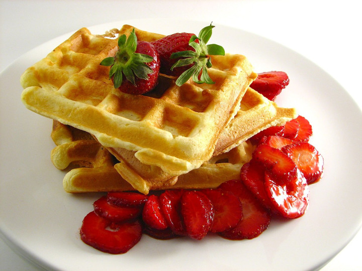 1200px-waffles-with-strawberries.jpg